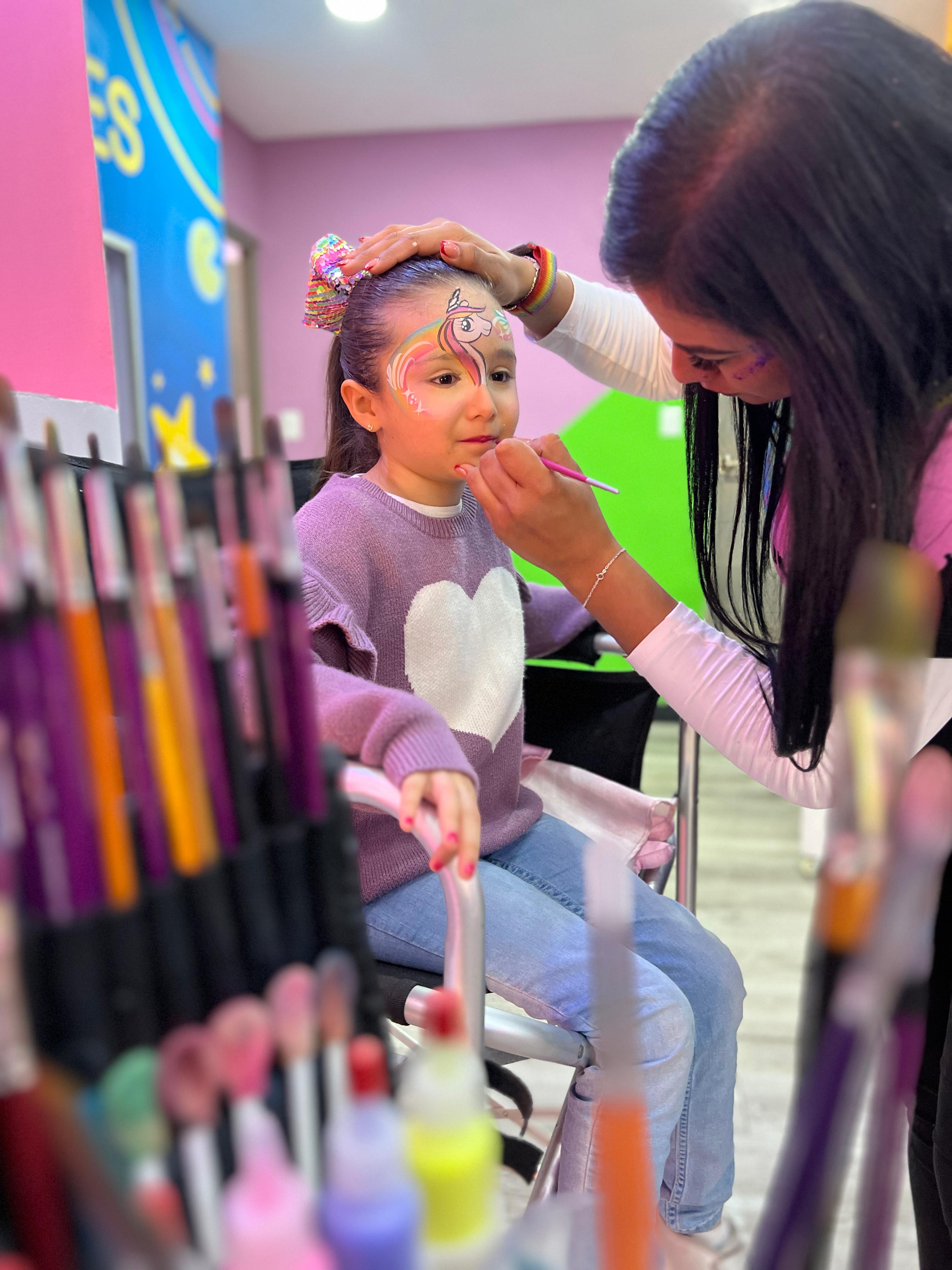Nuestro equipo cuenta con amplia experiencia en el Facepaint, todo nuestro equipo es de confianza y cuenta con materiales hipoalergenicos cuidando la higiente y la atención con cada cliente.